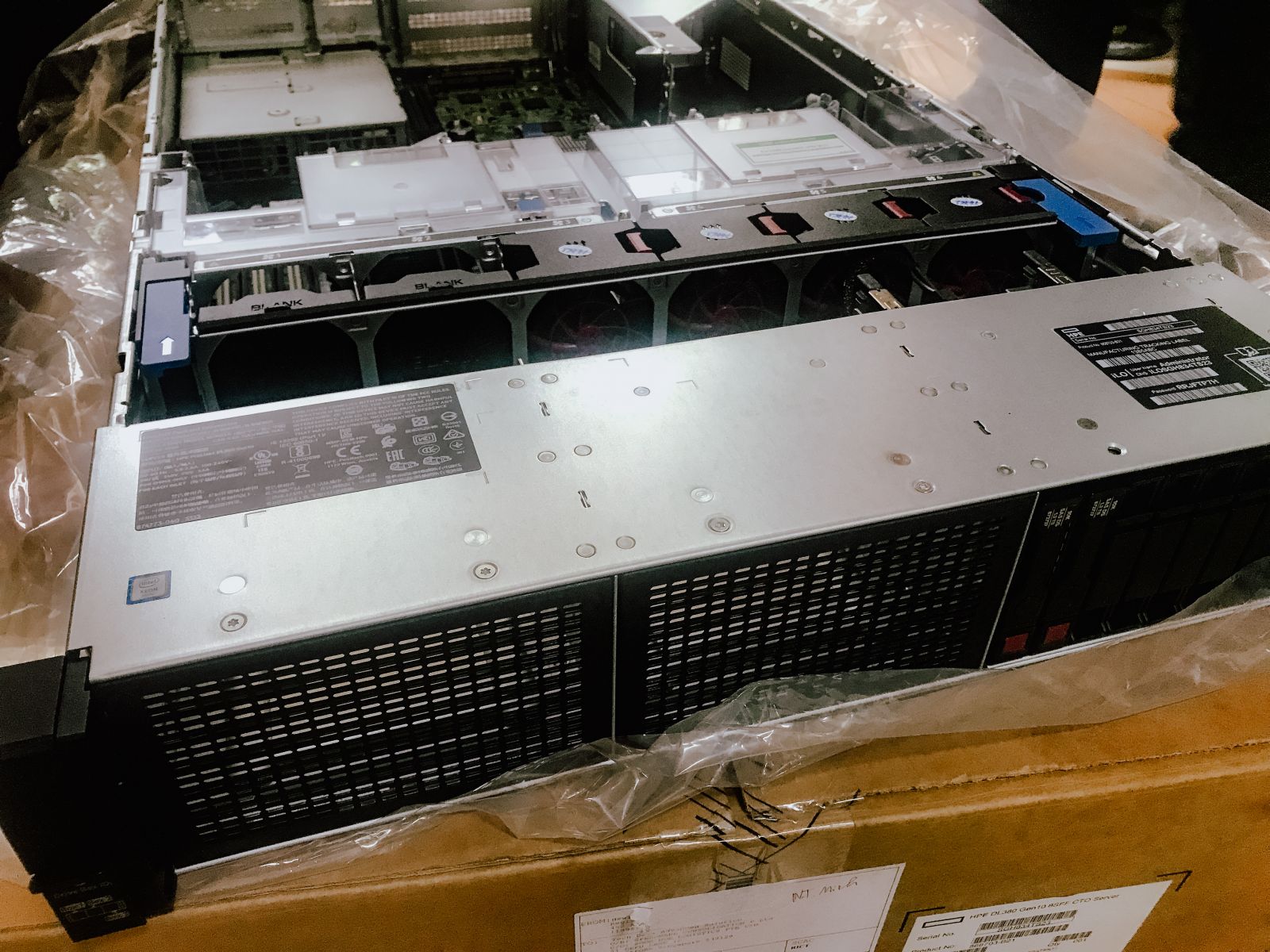 Server-HPE-ProLiant-DL380-Gen10-full-box